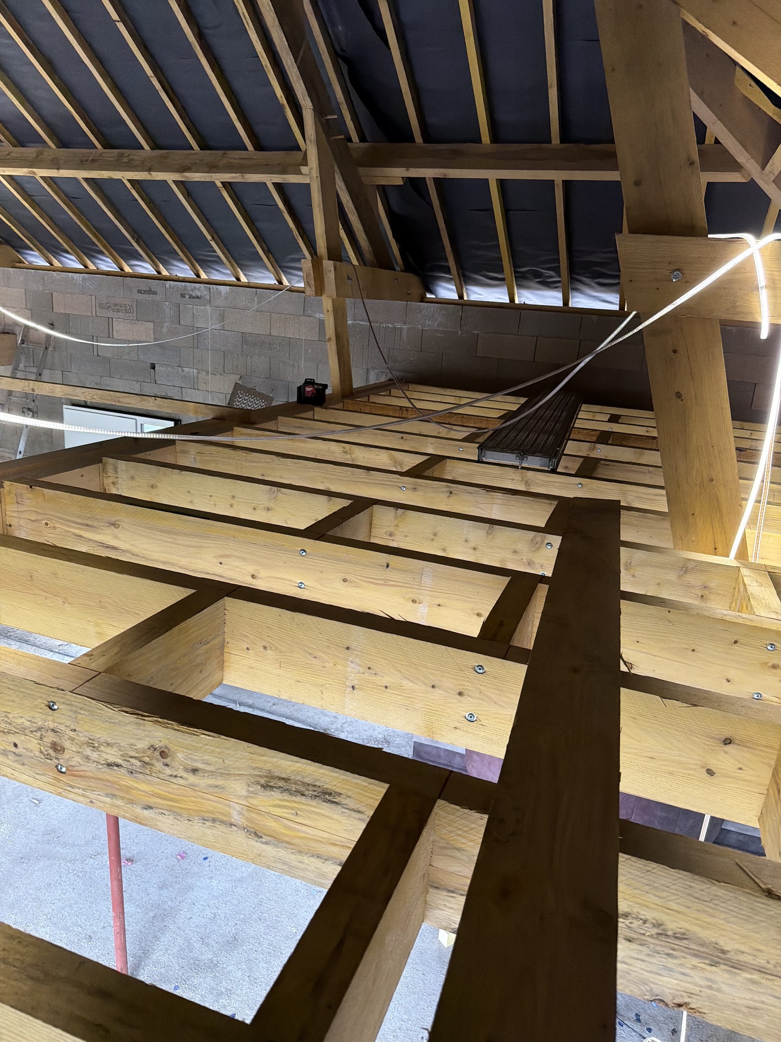 Vue intérieure d'un solivage en bois massif.