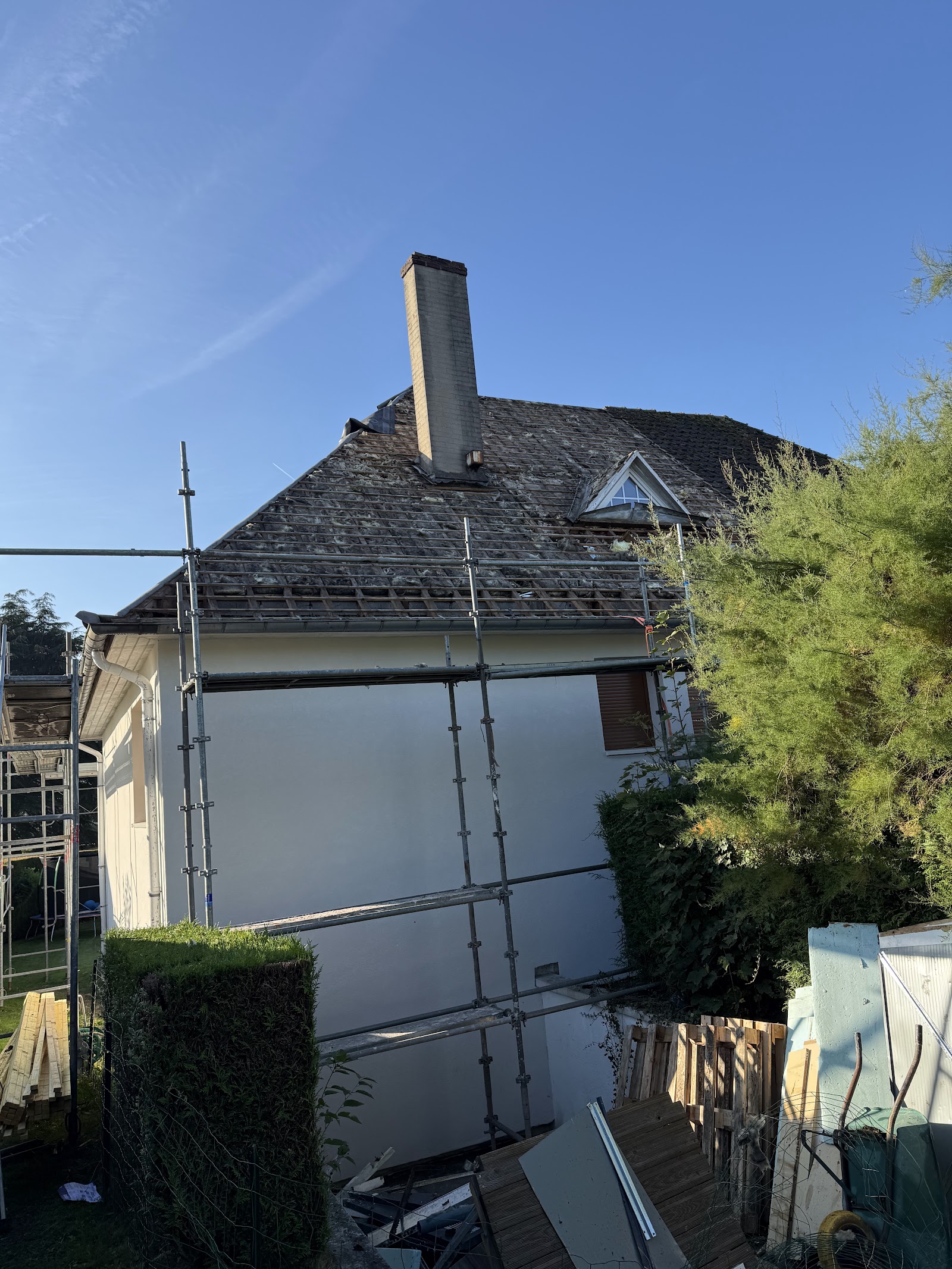 Rénovation de toiture sur une maison individuelle.